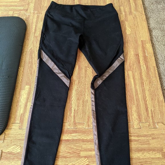 Fabletics Legging Bundle: Salar and Mosaic - Picture 3 of 10
